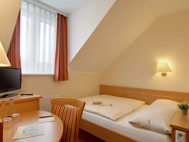 غرفة كومفورت ثلاثية بسرير كينج مع أريكة، Hotel Kriemhild Am Hirschgarten 3/7