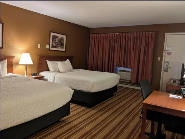 غرفة رباعية بسريرين كوين، Magnuson Hotel Copper Crown 1/4