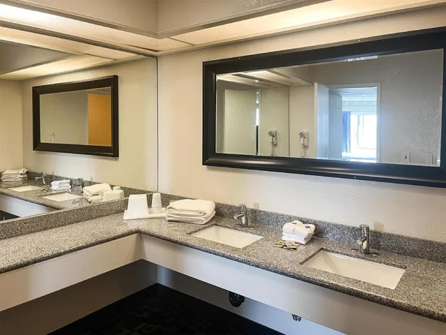 جناح بسريرين كوين، Motel6 Oceanside CA Marina Camp Pendleton 7/7