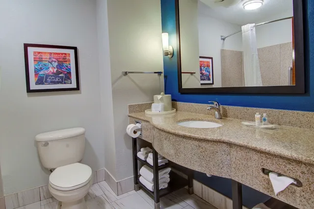 جناح بسريرين كوين مع أريكة، Comfort Suites Newport News Airport VA 3/4