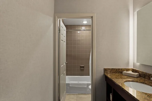 جناح بسرير كينج مع أريكة، Wingate by Wyndham South Bend/Notre Dame 4/4