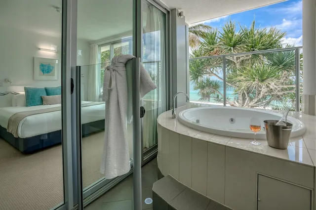 1 Bedroom, Spa, King Bed, Beach Front، On The Beach Noosa 5/6