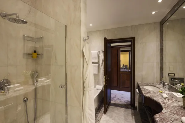 جناح رئاسي بسرير كينج مع سرير إضافي، Anantara Palazzo Naiadi 4/5