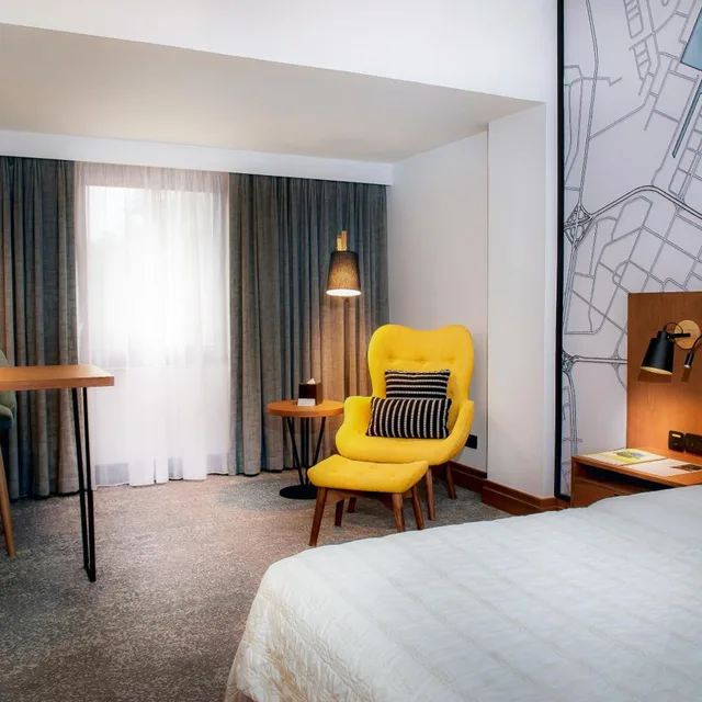 Guest Room, Deluxe, King Bed, City View, Le Meridien Abu Dhabi 4/10