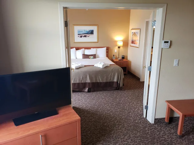 جناح جونيور بسرير كينج مع أريكة، Wingate by Wyndham Edmonton West 2/3