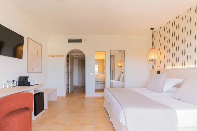 غرفة سوبيريور بسريرين منفصلين بإطلالة على البحر بشرفة، Hotel Cala d Or - Adults Only 2/10