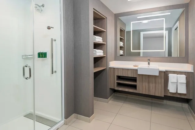 جناح بسرير كينج بغرفة نوم واحدة مع سرير سحّاب إضافي مع أريكة بمنطقة جلوس، SpringHill Suites by Marriott Lakeland 3/4