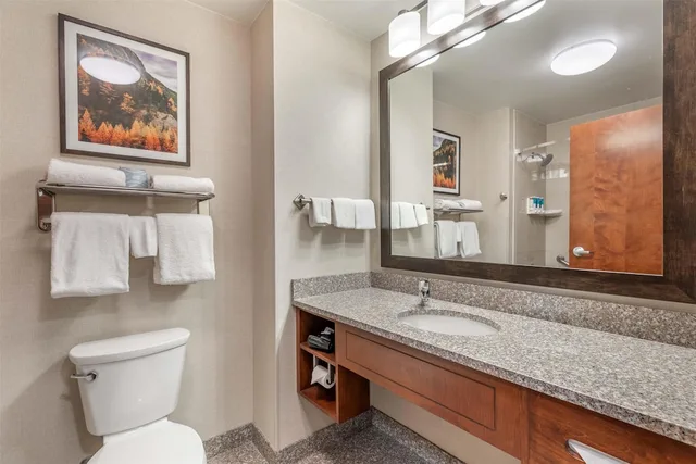 جناح بسرير كينج بغرفتين مع أريكة، Drury Inn and Suites Denver Central Park 2/2