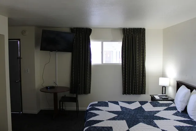 غرفة مفردة بسرير كينج بمطبخ صغير، Sprague Motel and RV Park 3/3