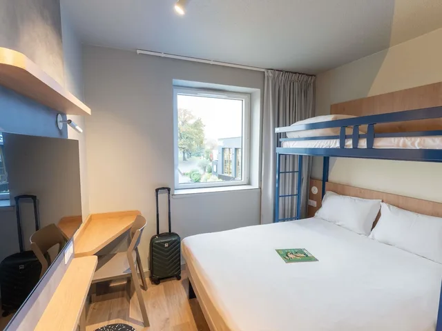 غرفة ثلاثية بسرير مزدوج وسرير بطابقين، Ibis Budget Rennes Cesson 2/10