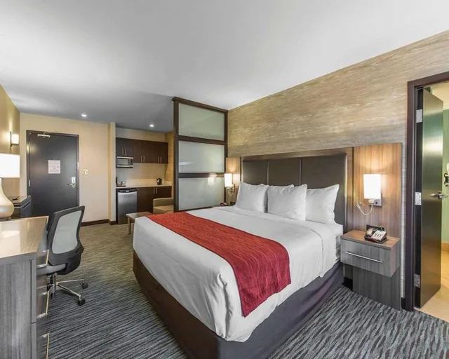 Upgrade, Suite, King Bed، Comfort Inn & Suites Calgary Airport North 1/4