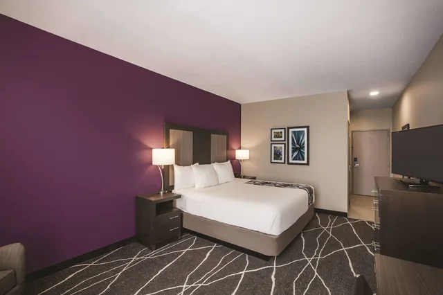 غرفة ديلوكس بسرير كينج لذوي الإعاقة، La Quinta Inn Ste By Wyndham Dallas Ne Arboretum 2/3