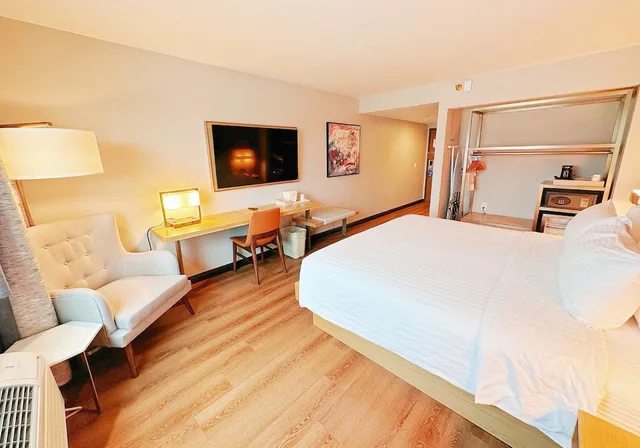 غرفة بسرير كينج بحوض استحمام لذوي الإعاقة، Lincoln Hotel Monterey Park Los Angeles 3/10