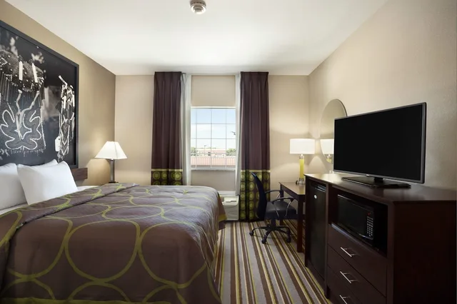 Standard, King Bed, Smoking, Super 8 Bakersfield South 2/5
