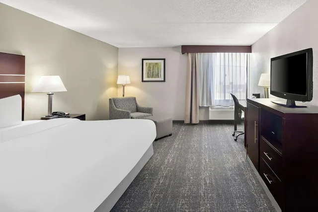 غرفة قياسية بسرير كينج يُسمح فيها بالحيوانات الأليفة، Best Western Luxbury Inn Fort Wayne 1/3