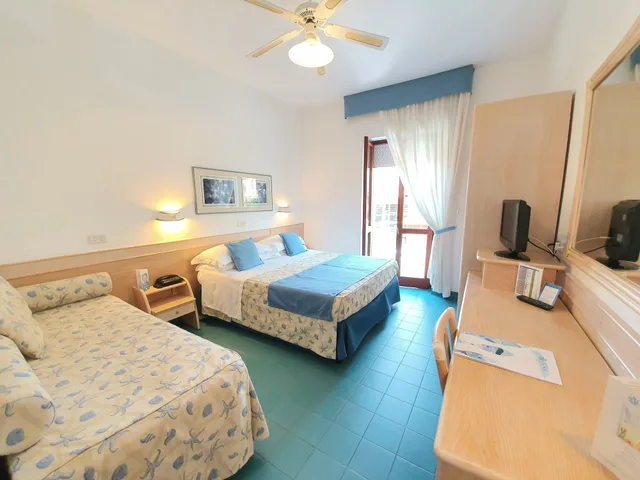 غرفة ثلاثية بسرير مزدوج وسرير فردي بشرفة، Aurora Hotel & Suites Sul Mare 5/10