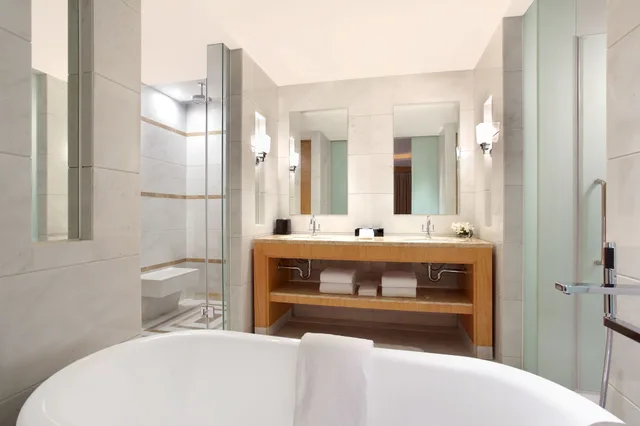 1 Bedroom, Executive, Suite, King Bed, Balcony, Sheraton Zhoushan Hotel 6/10
