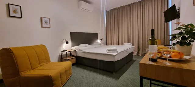 Komfort Double or Twin with AC، Legie Hotel 4/10