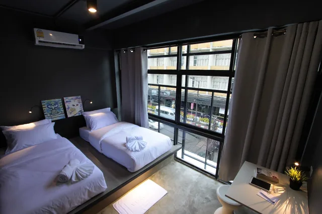 غرفة قياسية بسريرين منفصلين بحمام مشترك، Fulfill Phuket Hostel 1/3