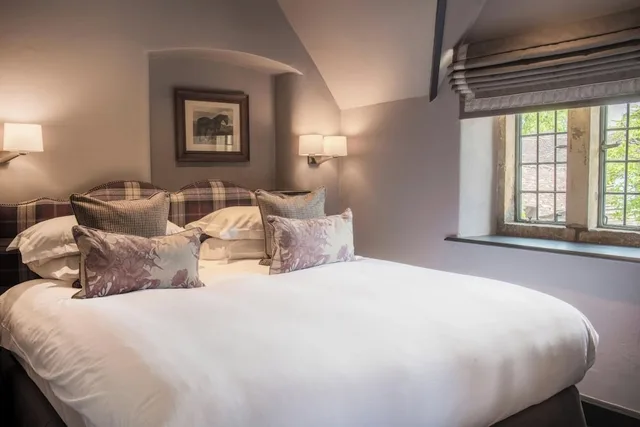 Classic, Cottage, King Bed, The Lygon Arms 2/6