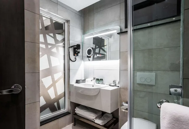 جناح جونيور، Best Western Premier Westlands 2/3