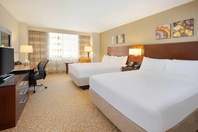 Room, Queen Bed, Concierge Level, Accessible، Milwaukee Marriott Downtown 1/4