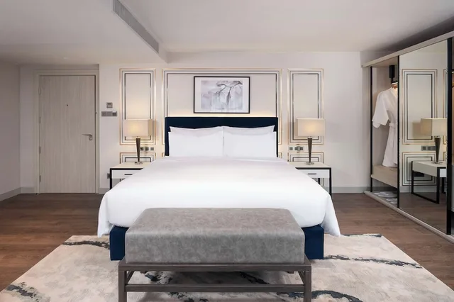 غرفة سوبيريور بسرير كينج، Radisson Hotel Chateau de Bangkok 1/6