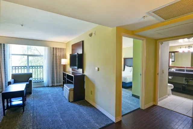 غرفة بسرير كينج، Embassy Suites Valencia 2/4