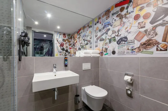 غرفة بريميوم بسرير كوين مع أريكة، Holiday Inn - the niu, Crusoe Bremen Airport 5/6