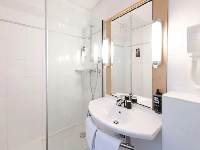 Standard, Double and Twin Beds, ibis Paris Grands Boulevards Opera 9th Hotel 5/8