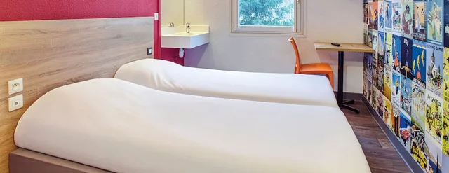 Car, Double Bed, Side View، F1 Hotel Bordeaux Ville 7/7