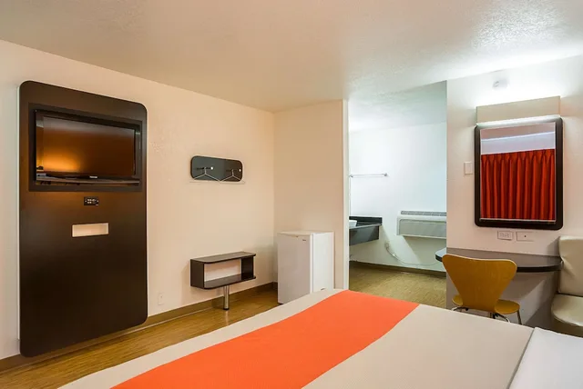 غرفة قياسية بسرير كينج، Motel6 Wenatchee, WA 5/8