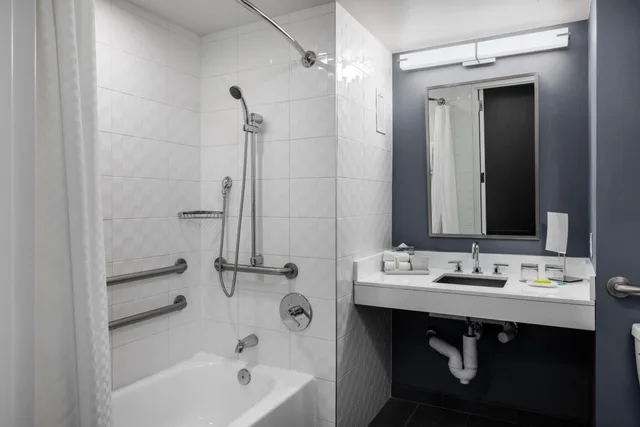 غرفة ديلوكس بسرير كينج بحوض استحمام لذوي الإعاقة، Le Meridien Atlanta Perimeter 5/9