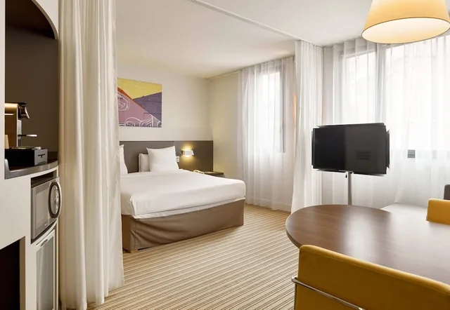 غرفة ثلاثية بسرير مزدوج وسرير فردي، B&B HOME Rueil-Malmaison Gare 3/6
