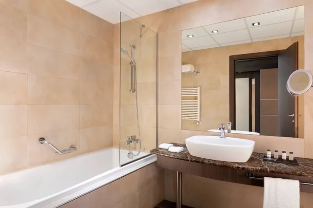 غرفة ديلوكس بسرير كينج، Sheraton Milan Malpensa Airport Hotel & Conference Centre 3/3