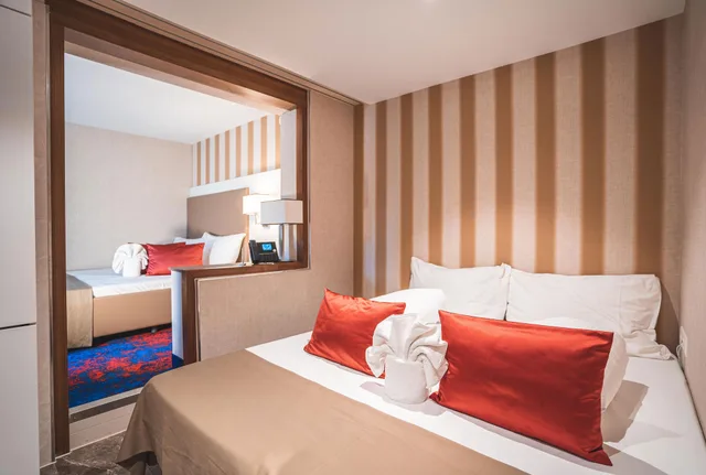 استوديو بسرير كينج بشرفة مع أريكة، My Home Hotel 1/4