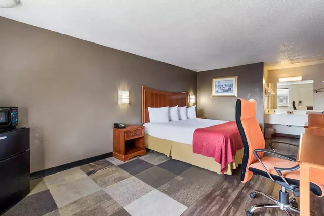 غرفة بسرير كينج للمدخنين، Rodeway Inn Canton I-55 1/1
