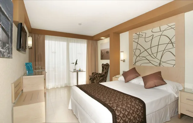 غرفة قياسية بسريرين منفصلين بشرفة، Hotel Riu Palace La Mola 4/6