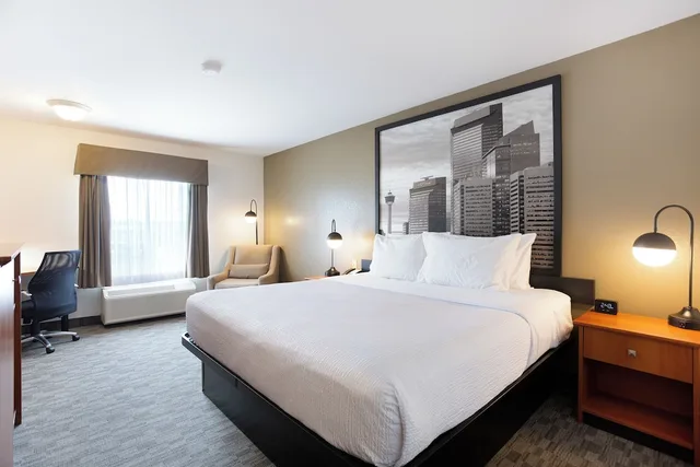 غرفة بزنس بسرير كينج، Super 8 by Wyndham Calgary Shawnessy Area 1/10