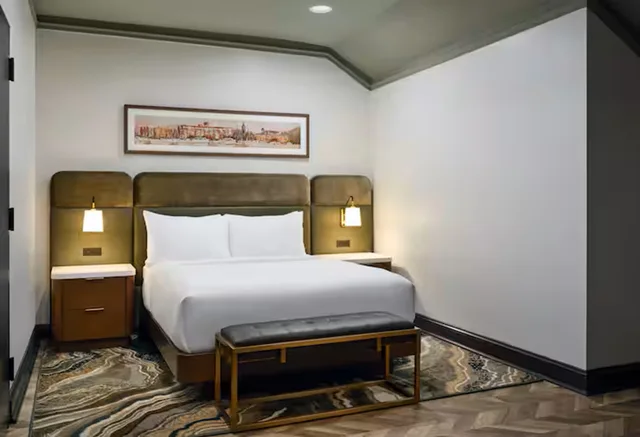 Suite, Queen Bed, Water View, Sofa، Tryon Riverfront Inn New Bern, Tapestry Collection by Hilton 2/3