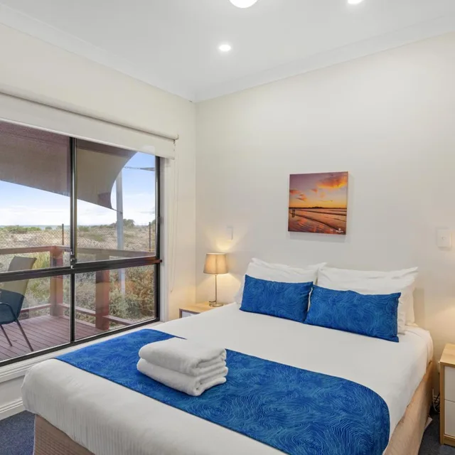 3 Bedrooms, Beach, Deluxe, Cabin, Discovery Parks - Adelaide Beachfront 1/10