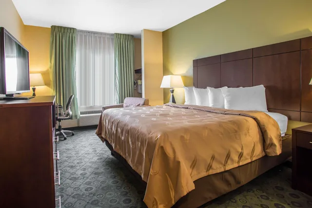 Room, King Bed, Smoking, Quality Inn & Suites Bloomington I-55 and I-74 3/6