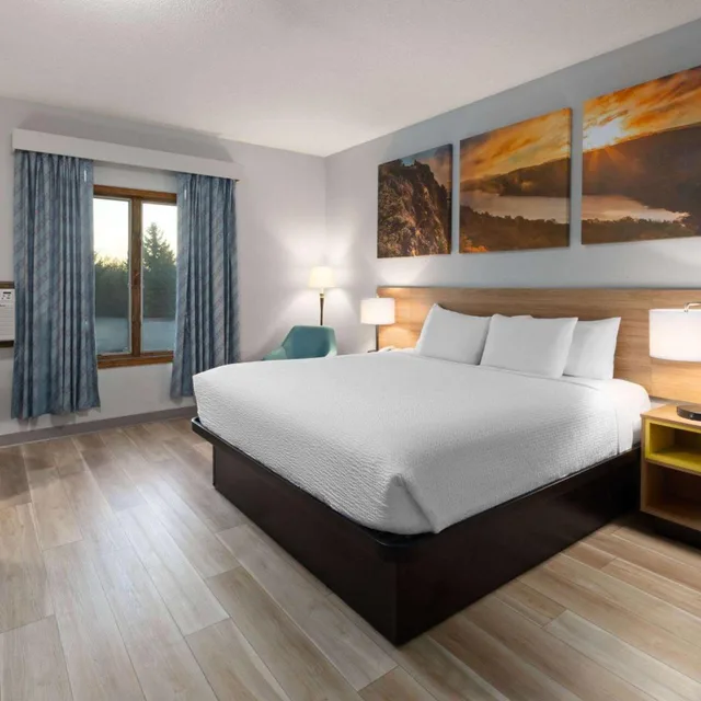 Room, King Bed, Bathtub, Accessible, Days Inn by Wyndham Hutchinson 1/9