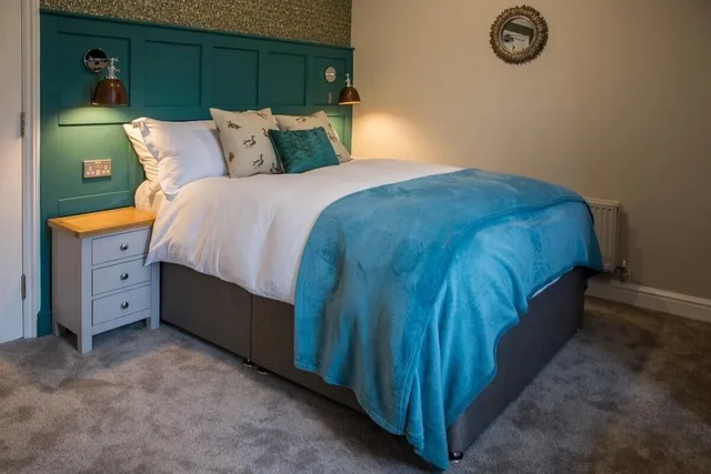 Room, Queen Bed, River View, The Old New Inn 1/2