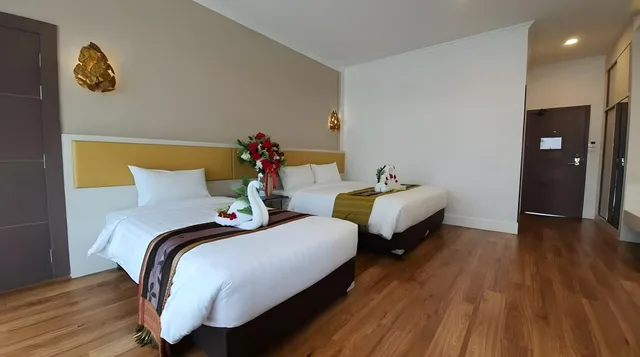 غرفة ديلوكس بسرير كينج وسرير فردي بإطلالة على الجبل، Swan Lake Hotel Sattahip 1/2