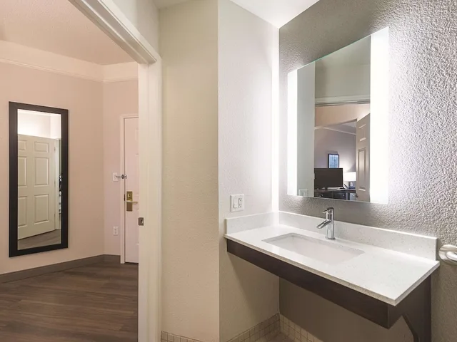 غرفة بسرير كينج لذوي الإعاقة، La Quinta Inn Suites Oklahoma City Nw Expwy 3/4