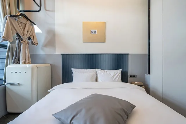 Deluxe, Double Bed, Lateral Side Sea View, H Avenue 2/5