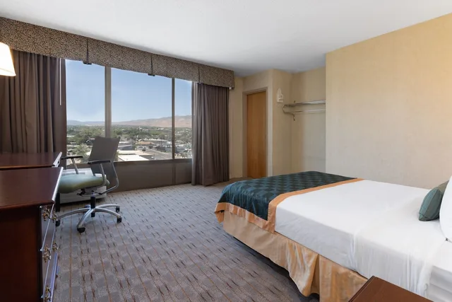 غرفة بسرير مزدوج لذوي الإعاقة، Ramada By Wyndham Reno Hotel And Casino 3/6