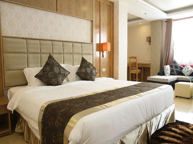 جناح جونيور، West Hotel 3/3