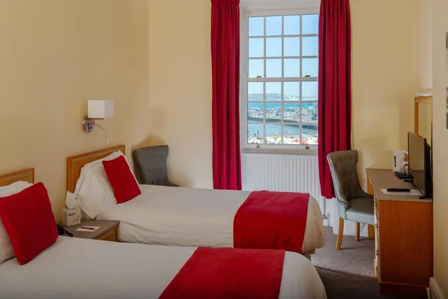غرفة بسريرين منفصلين بإطلالة على البحر، Hotel Rex 1/6